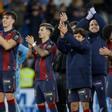 Los jugadores del Levante UD aplaudiendo a la afición tras una noche mágica ante el Elche en el Ciutat