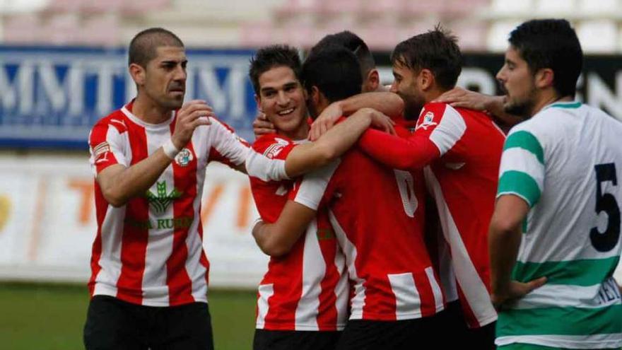 El Zamora CF celebra un gol ante el Virgen del Camino, en el partido de ida.