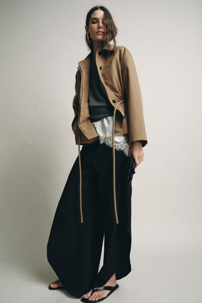 Pantalón ancho con aberturas