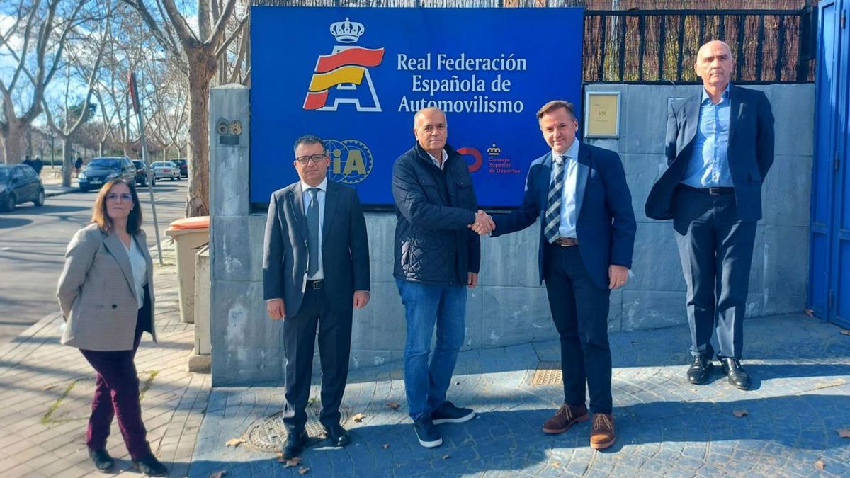 Germán Morales, organizador del Islas Canarias, estrecha su mano con Manuel Aviñó, presidente de la RFEDA. | | LP/DLP