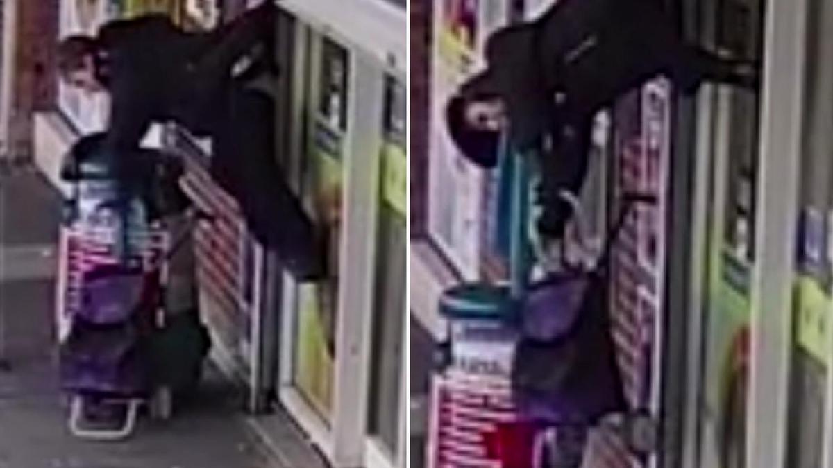 VÍDEO | Una dona acaba penjada a la persiana d'una botiga.