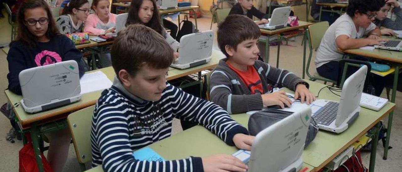 Escolares utilizando sus ordenadores en el CEIP Barcelos. // Rafa Vázquez