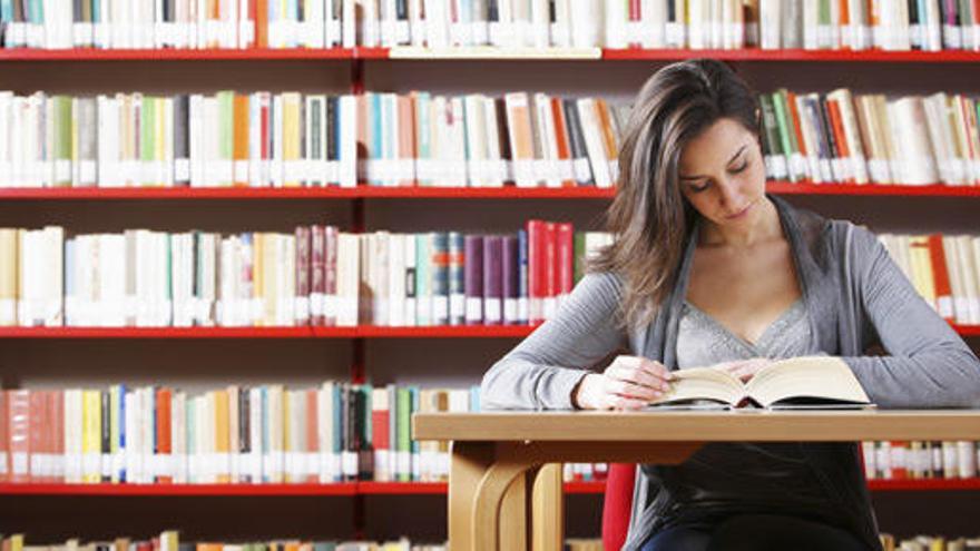 Las mujeres se gradúan más que los hombres, pero evitan las carreras técnicas