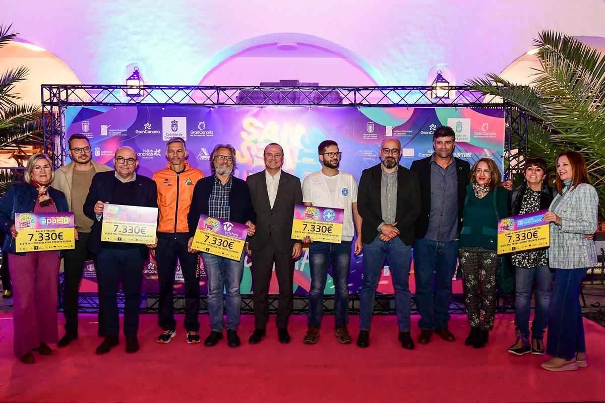 Imagen del acto de entrega de uno de los cheques solidarios a un participante de la Carrera de San Silvestre de Las Palmas de Gran Canaria 2022.