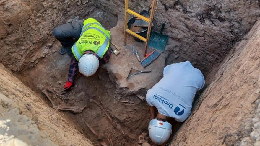 Los trabajos de 
exhumación
que se están realizando
en el cementerio 
de Alicante.  levante-emv