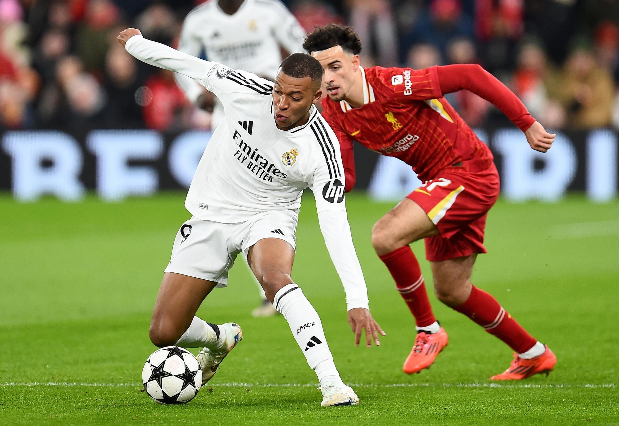 Liverpool (United Kingdom), 27/11/2024.- Curtis Jones (R) of Liverpool in action against Kylian Mbappe of Real Madrid during the UEFA Champions League match between Liverpool and Real Madrid in Liverpool, Britain, 27 November 2024. (Liga de Campeones, Reino Unido) EFE/EPA/PETER POWELL
