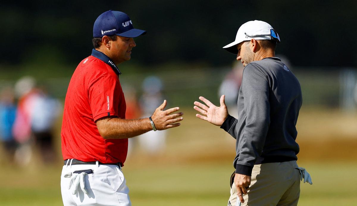 Sergio García y Patrick Reed, dos de los jugadores que se han pasado al LIV Golf, se saludan durante el entrenamiento