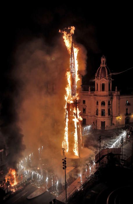 Así ha sido la 'cremà' de la falla municipal