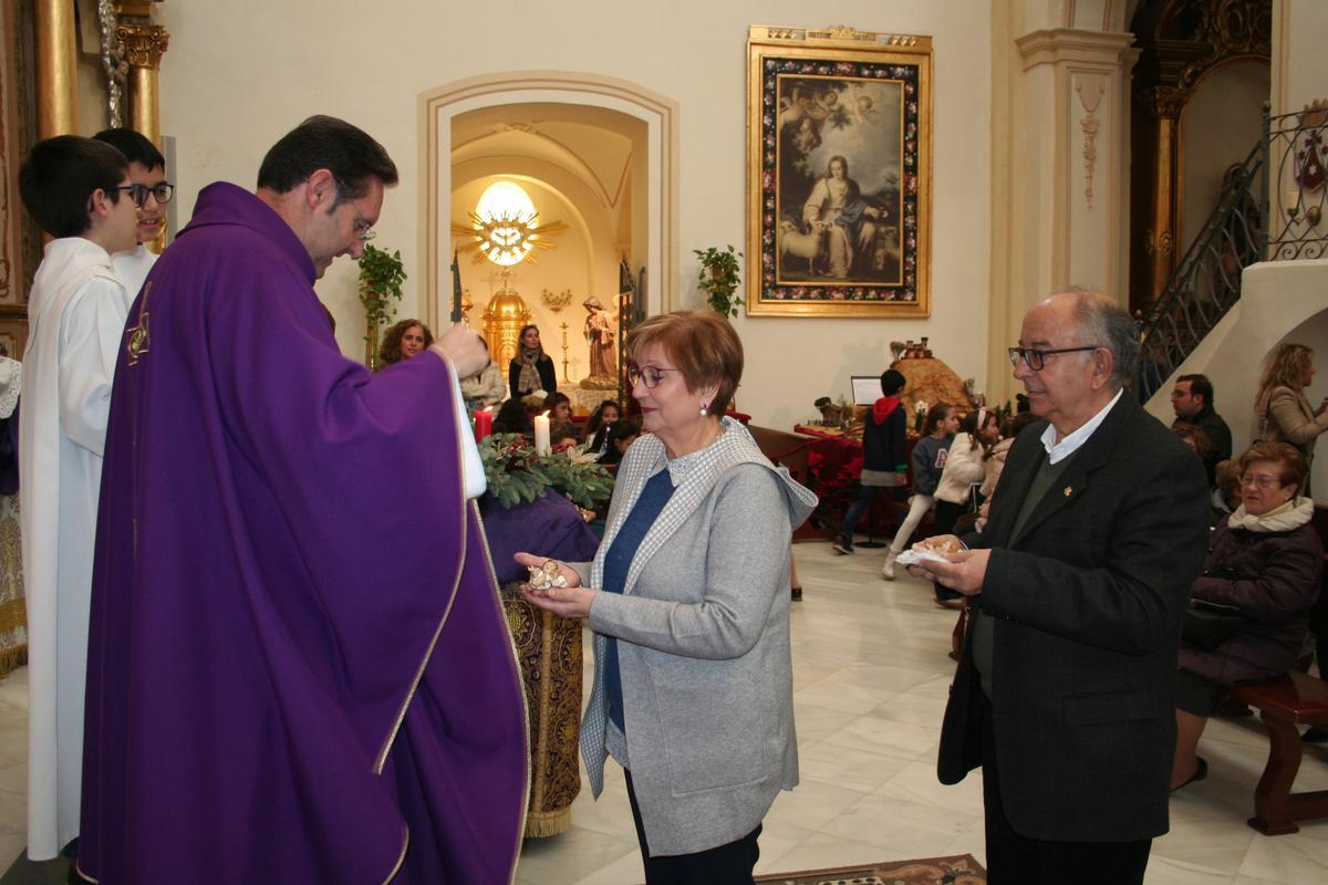 Miembros de la Asociación Belenista acudían para bendecir sus imágenes del Niño Jesús.