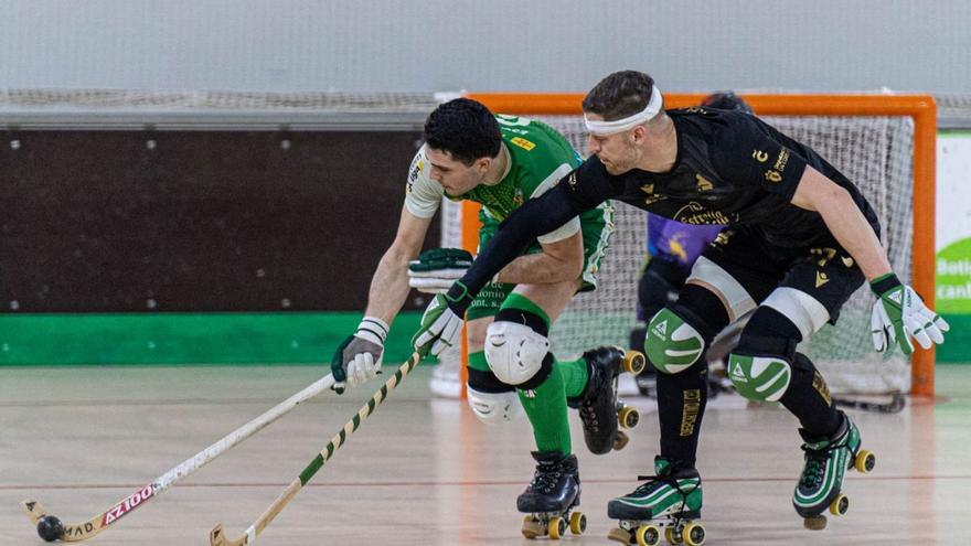 Álex Rodríguez defiende a Joan Escala en el partido de ayer en Calafell. |  // HOCKEY_PAOLA