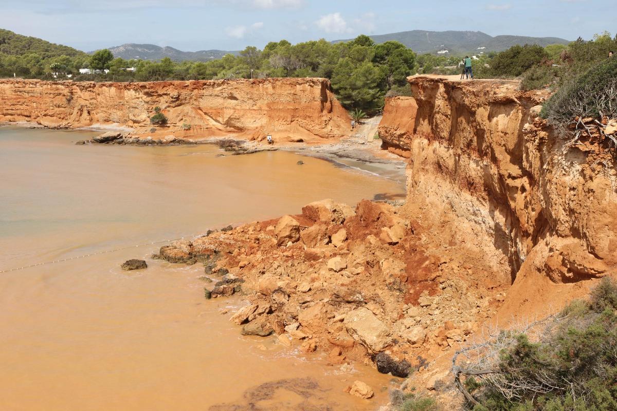 Desprendimiento en la playa de es Bol Nou, que no está urbanizada.