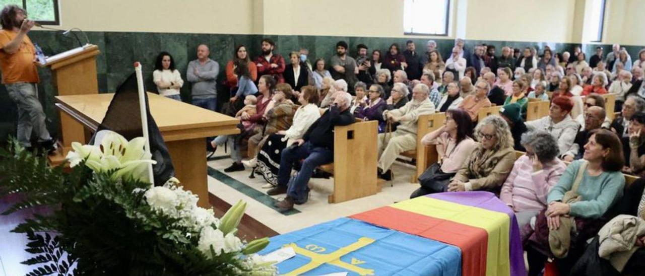 Illán García se dirige a la capilla sin culto en la despedida de su padre «Troski». | IRMA COLLÍN