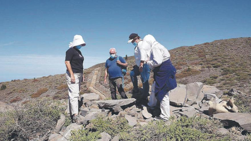 Visita al yacimiento arqueológico de Pinos Gachos, que fue alterado durante unas obras realizadas por Tragsa.