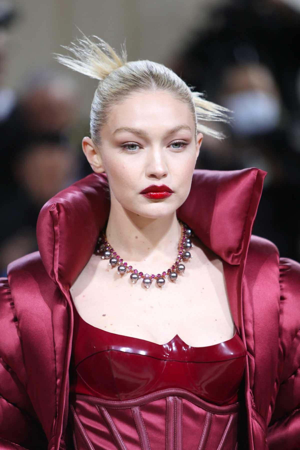 Gigi Hadid y su maquillaje de labios rojos de acabado vinilo en la Gala Met 2022