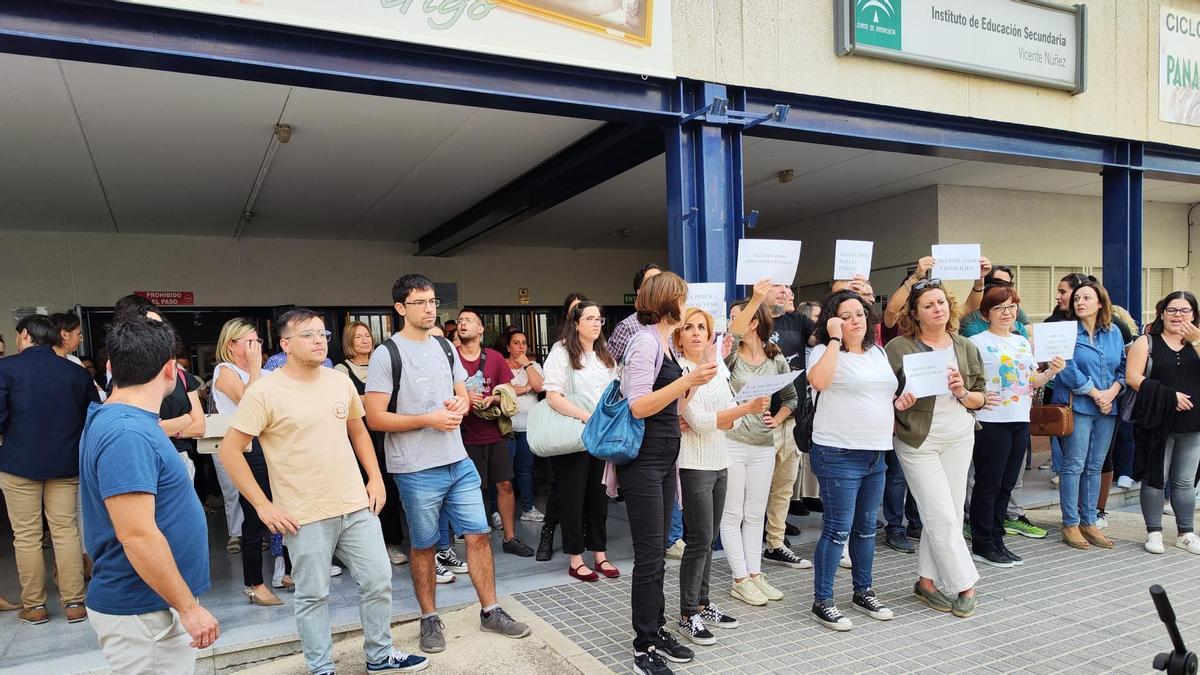 Concentración de la comunidad educativa del IES Vicente Núñez de Aguilar.