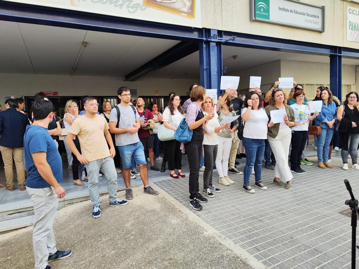 Concentración de la comunidad educativa del IES Vicente Núñez de Aguilar.