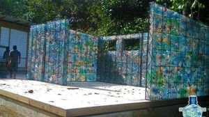 El canadenc Robert Bezeau impulsa en una illa del carib la construcció de la primera ecoaldea construïda amb ampolles de plàstic reciclades. 