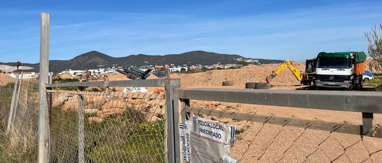 La orden de paralización de las obras en la puerta de entrada de la finca 56. | D. I.