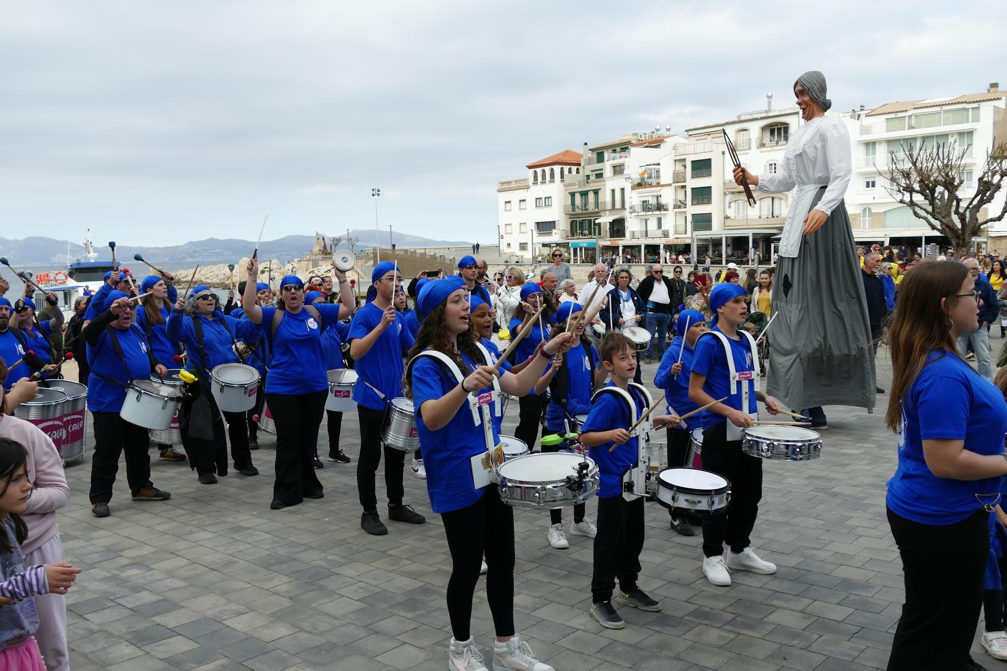 La Batuscala celebra 10 anys desembarcant a la platja de les Barques de l'Escala