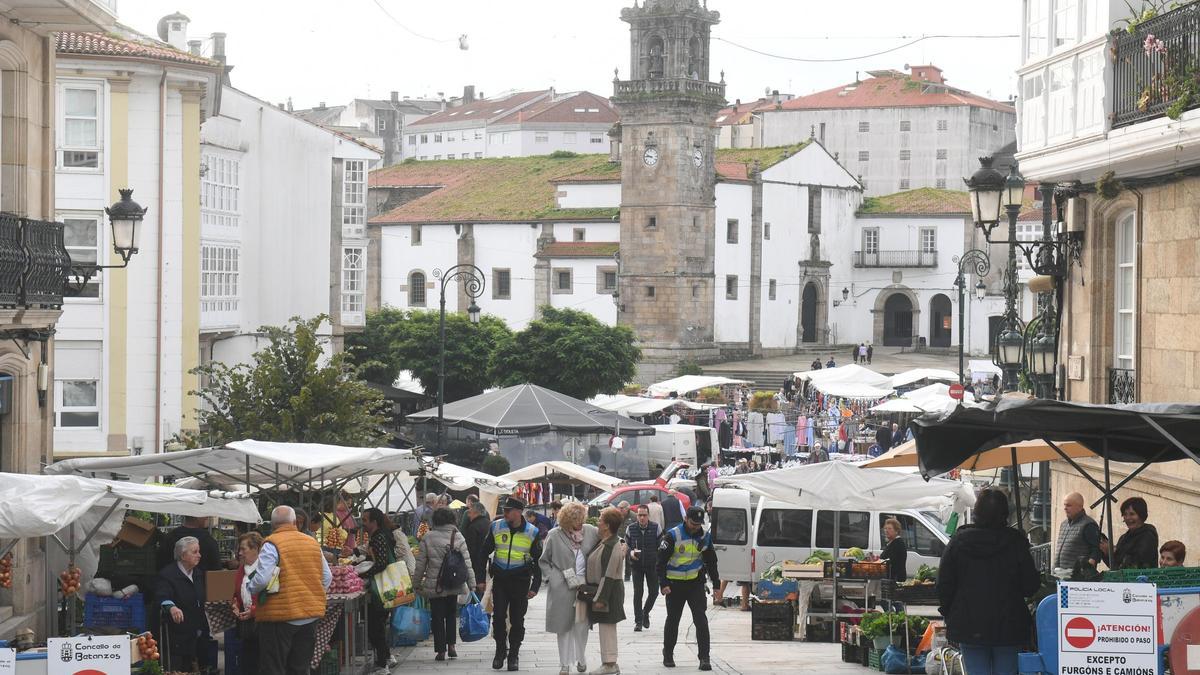 Flores, castañas y mercadillo en Betanzos con la Feria de Todos los Santos