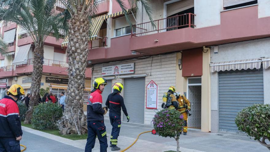Dos incendios en las pedanías ilicitanas movilizan a Bomberos