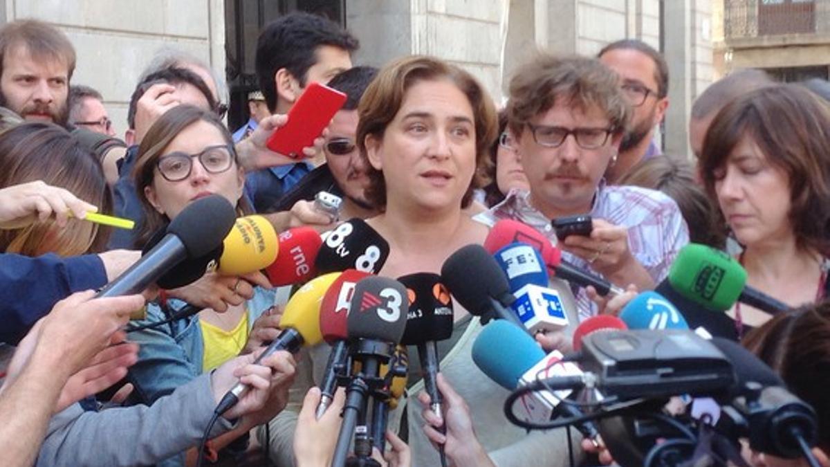 Ada Colau habla con los medios, a las puertas del ayuntamiento, este miércoles.