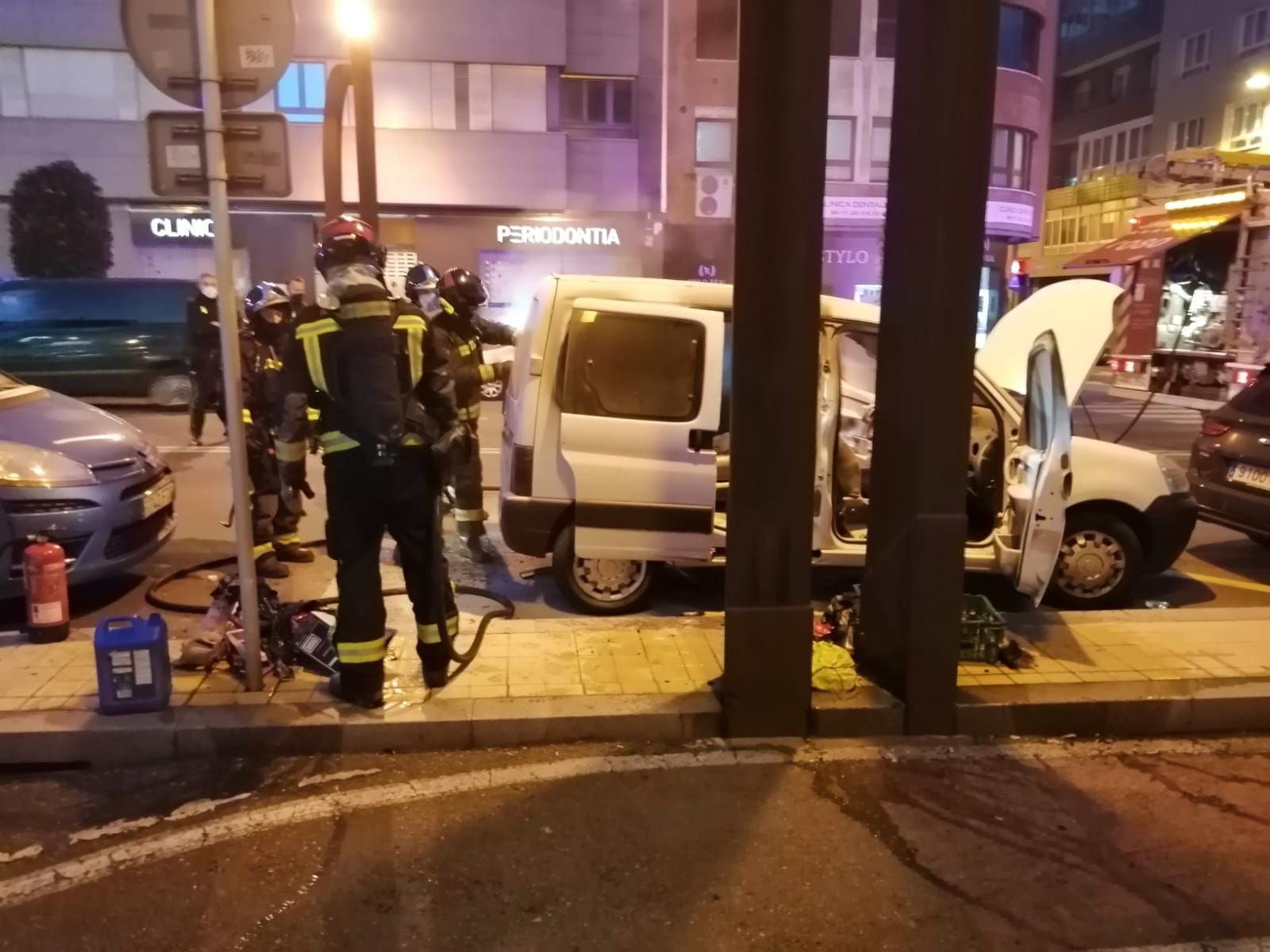 Intervención de bomberos por dos incendios en furgonetas