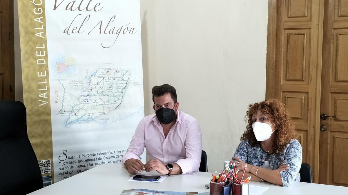 Ricardo Rodrigo junto a la presidenta de la Red Extremeña de Desarrollo Rural (Redex), Julia Gutiérrez, ayer en Coria.