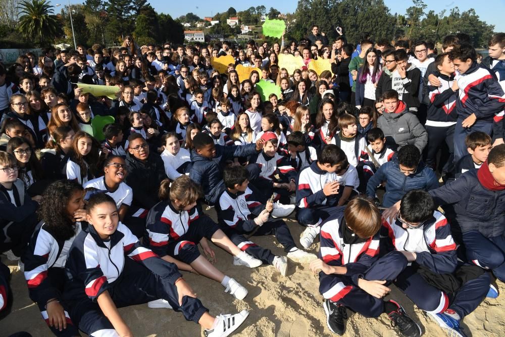 Más de 1.200 niños del Hogar de Santa Margarita recogen residuos en la playa de Gandarío para hacer esculturas.