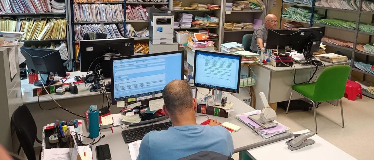 Personal de la oficina del Juzgado de lo Civil número 1 de Redondela, ayer. // A.P.