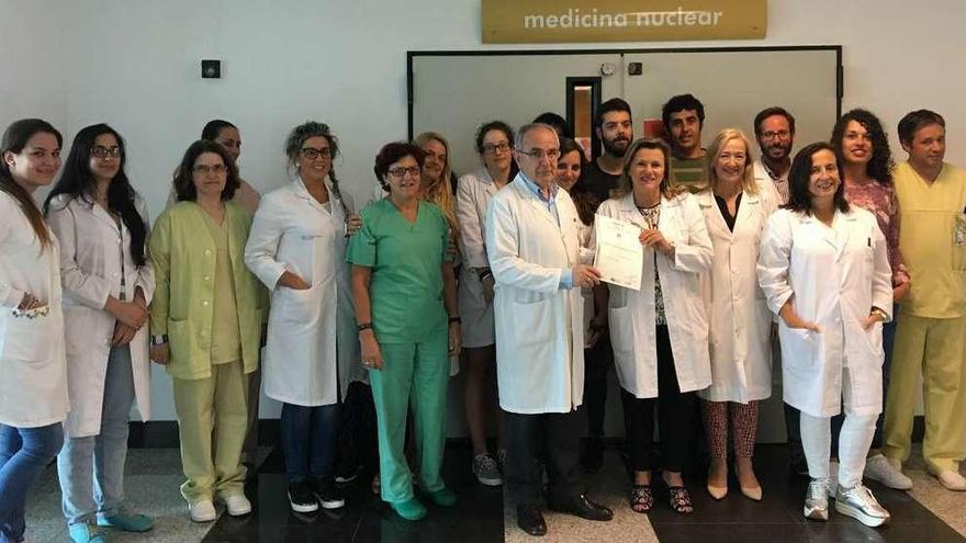 Álvaro Ruibal y su equipo de Medicina Nuclear con Eloína Núñez, gerente de la gestión integrada.