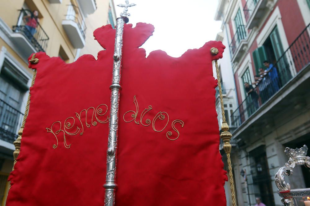 La tercera salida procesional de la Virgen de los Remedios recorre las calles del Centro de Málaga tras iniciar el cortejo desde la iglesia de los Mártires.