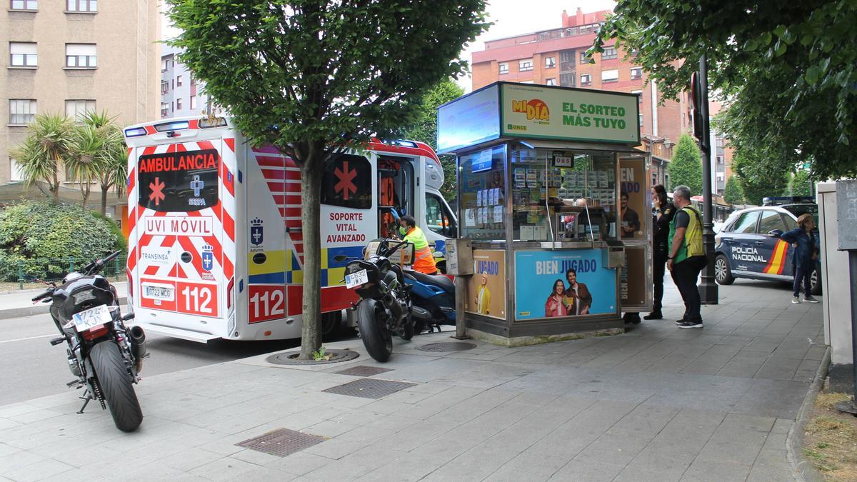 Los servicios sanitarios, esta tarde, en la avenida de Galicia.