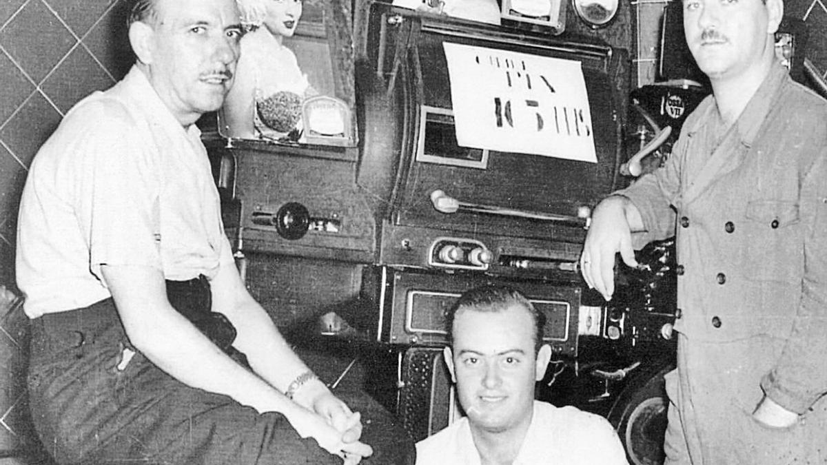 Operadores de cabina del cine Rex. 1958. Archivo TLM