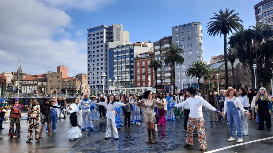 Multitudinario homenaje a ABBA en Gijón de la mano de Robert Taboada y sus bailarines aficionados