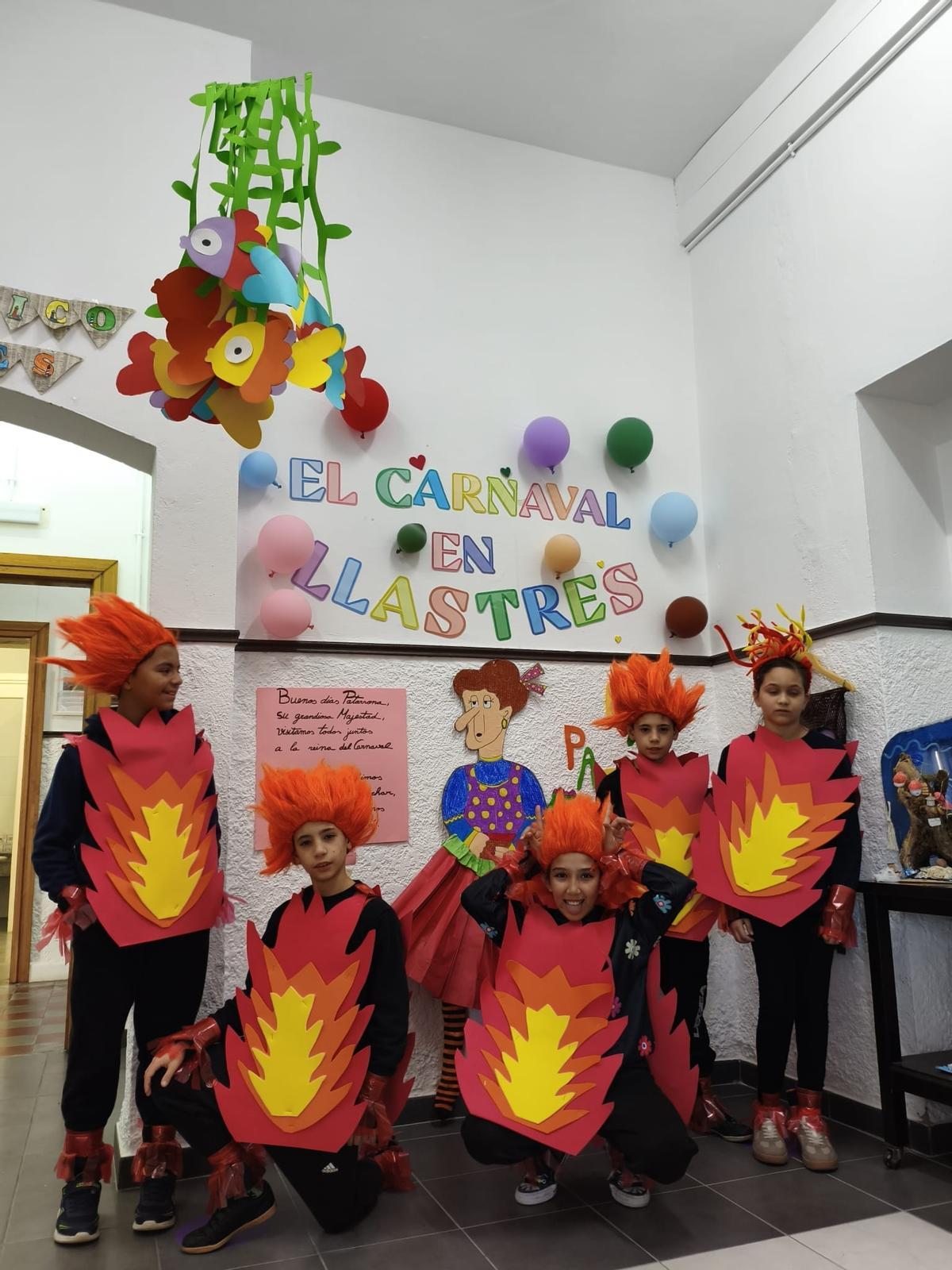 Antroxu intergeneracional en Llastres, con el alumnado y el profesorado del colegio Matemático Pedrayes