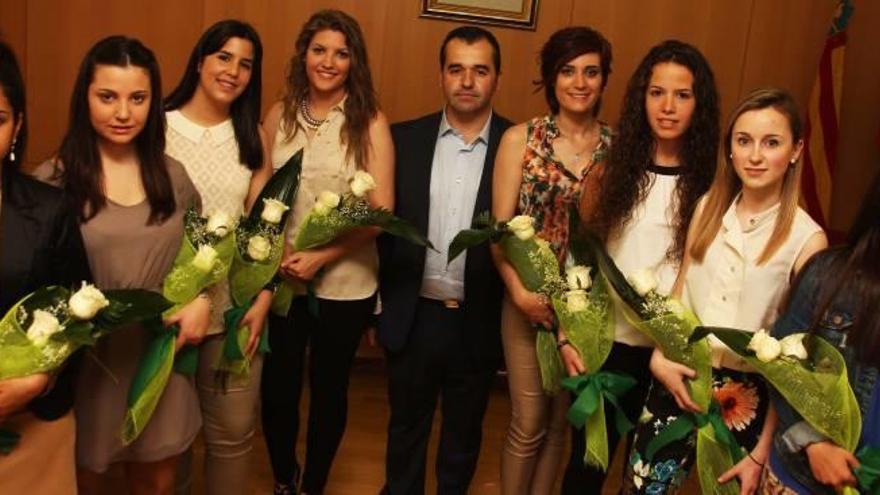 Las damas de honor de 2014-2016 junto al alcalde de Aspe.