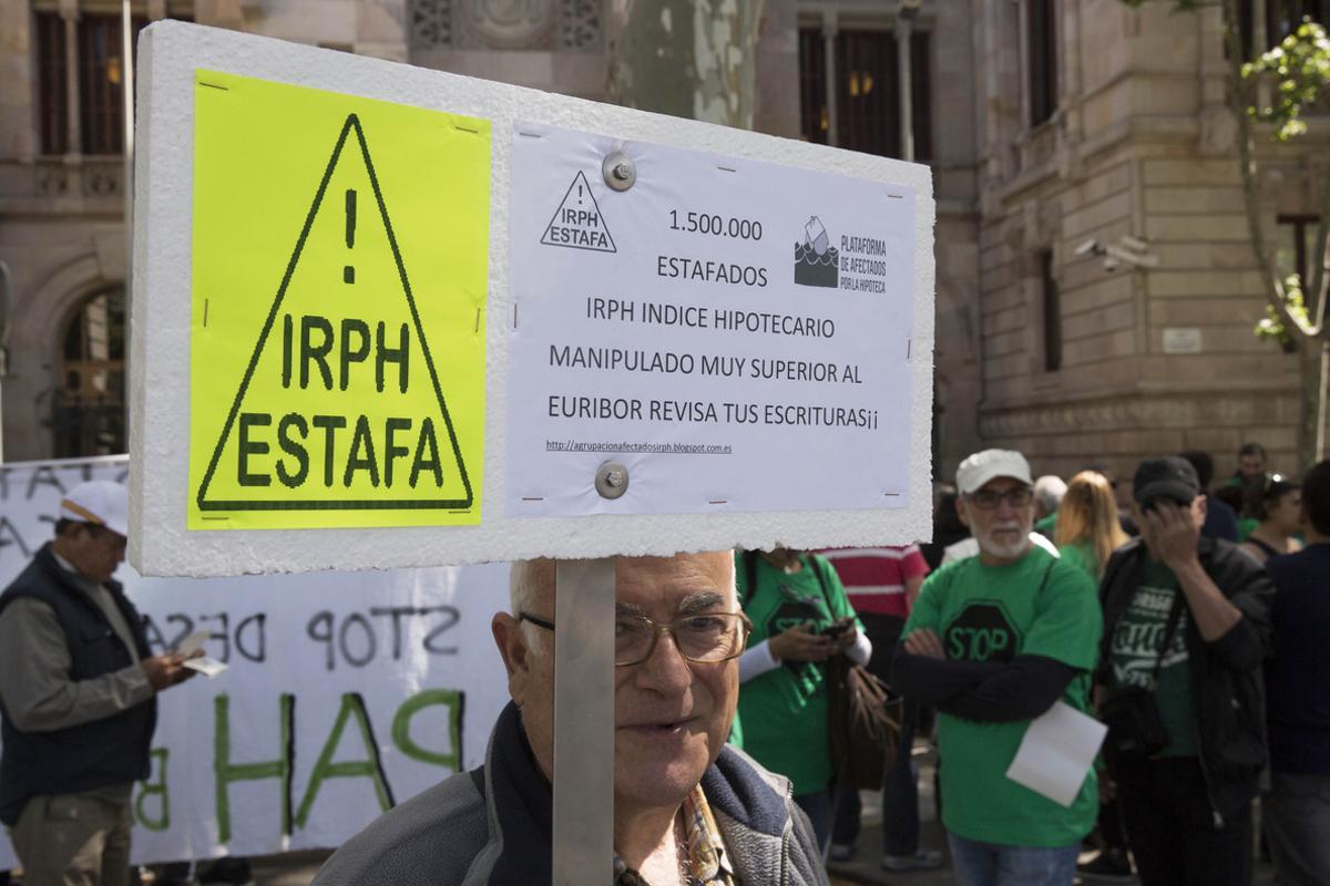 Protesta en Barcelona contra la aplicación del tipo de interés IRPH, en mayo del 2016.