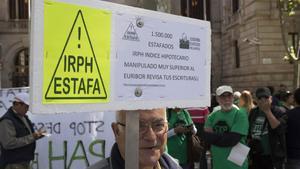 Protesta en Barcelona contra la aplicación del tipo de interés IRPH, en mayo del 2016.