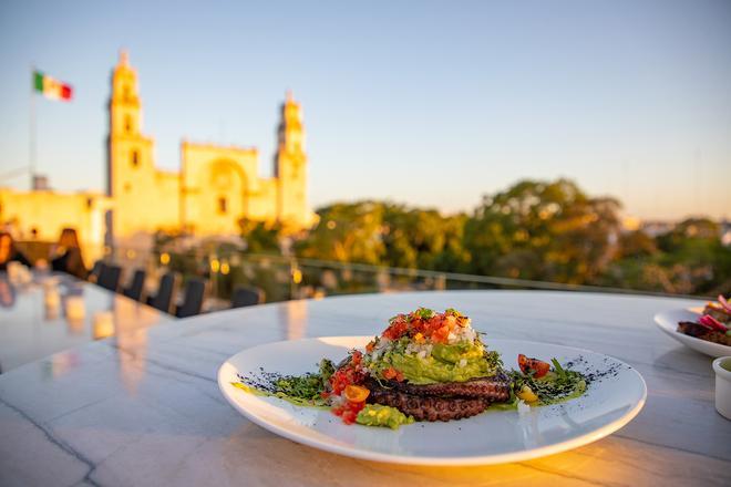 La gastronomía de Yucatán fusiona ingredientes endémicos y sabores prehispánicos con influencias europeas y caribeñas.