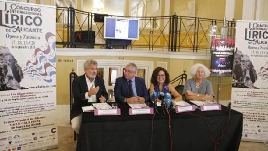 Un momento de la presentación del Concurso Lírico, ayer, en el Teatro Principal de Alicante.