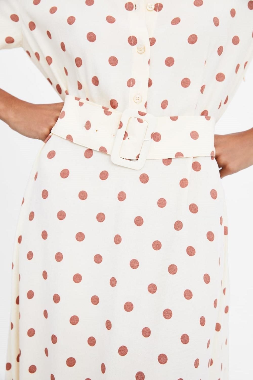 Detalle del cinturón del vestido camisero con lunares de Zara