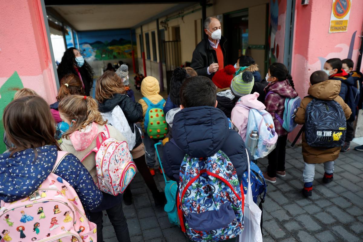 A partir de este lunes se irán conociendo las cifras de bajas de profesores por la nueva variante del coronavirus, la más contagiosa hasta la fecha, y varias comunidades ya han anunciado medidas para hacer frente a una rápida sustitución de profesionales contagiados.