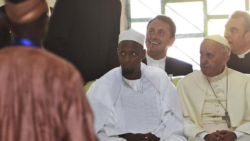 El papa Francisco se sienta junto a miembros de la comunidad musulmana.