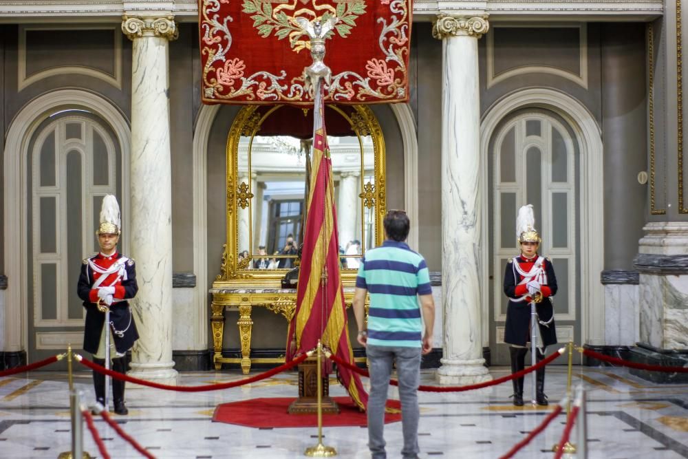 Los valencianos visitan la Real Senyera, expuesta en la sala de cristal