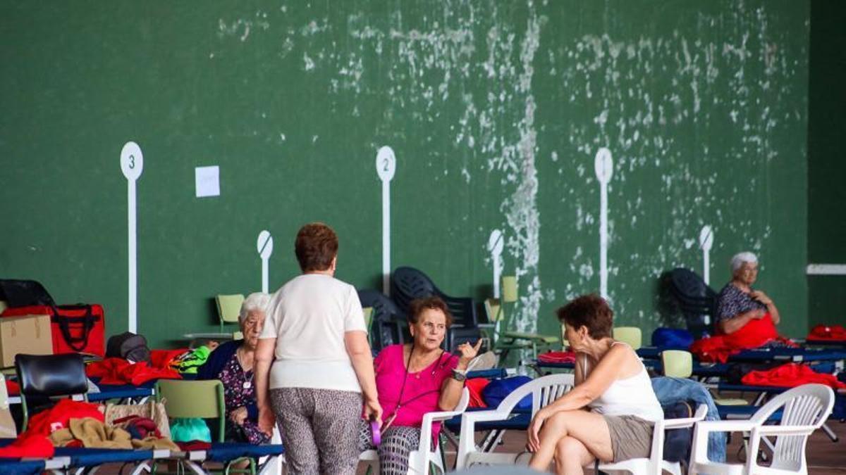 Vecinos de pueblos desalojados por el incendio en el albergue de Bermillo.