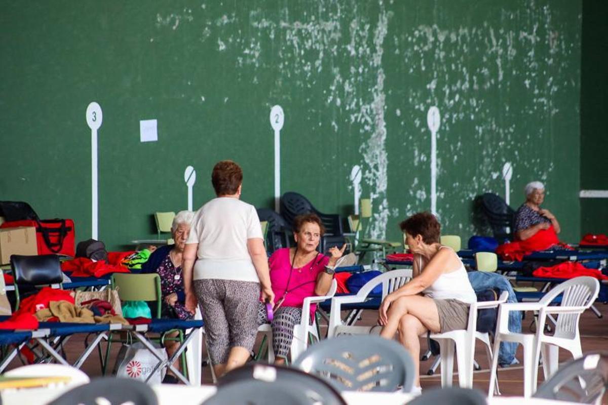 Más de 300 personas pasan la noche en los pabellones habilitados como albergue en Bermillo de Sayago