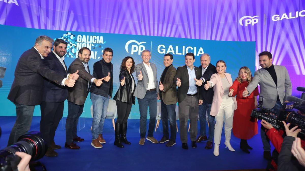 Alfonso Rueda posa con los presidentes autonómicos del PP.