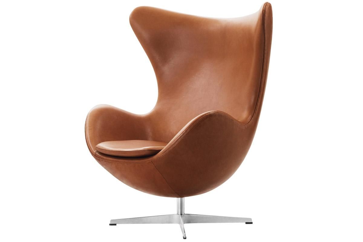 La célebre silla 'Egg chair' original en piel Grace Walnut