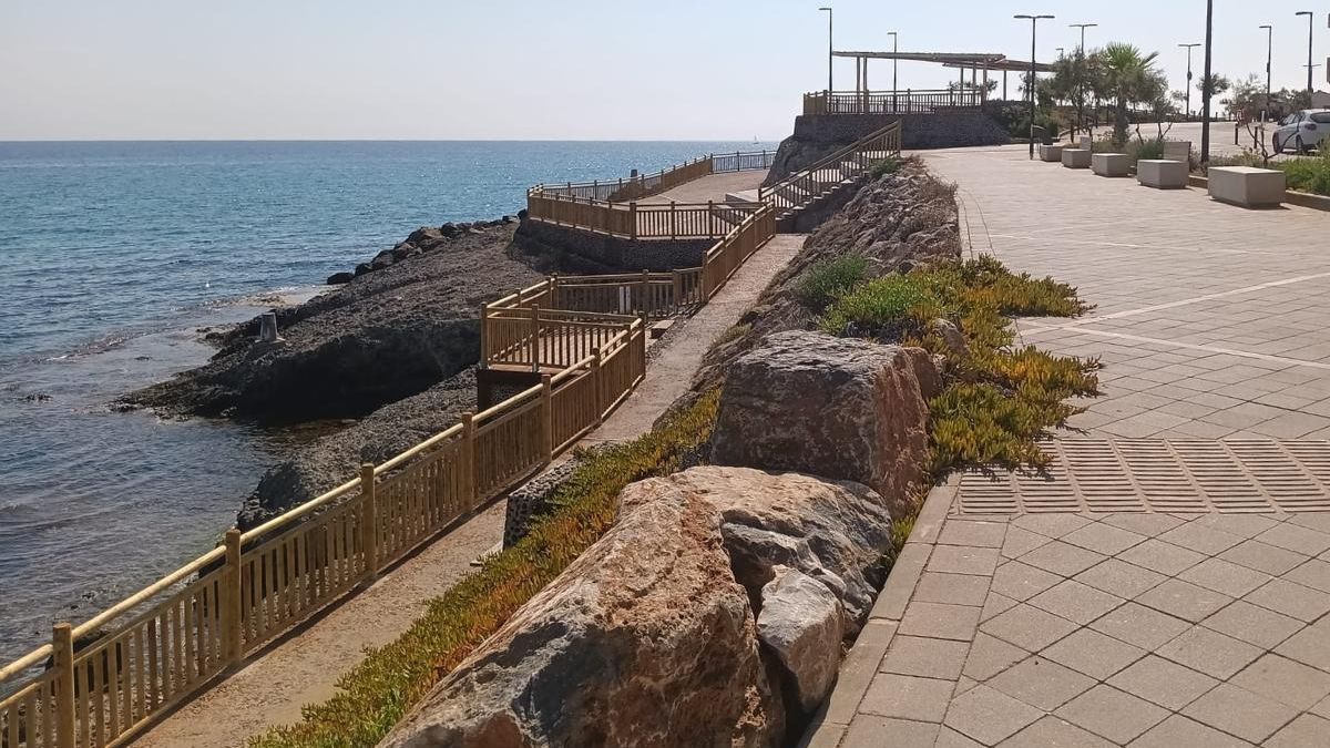 Cartagena renueva el mirador de la Academia General del Aire en La Manga, junto al hotel Galúa y la plaza Bohemia. El Ayuntamiento invierte 45.000 euros para la renovación de la barandilla. Las tareas han consistido en sustituir la oxidada barandilla metálica por una más resistente, de madera maciza.